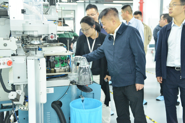 省工信廳陳建業廳長一行蒞臨睿能科技調研考察(圖3) 省工信廳陳建業廳長一行蒞臨睿能科技調研考察(圖3)